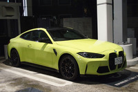 鮮やかな「サンパウロイエロー」のボディーカラーをまとった「M4クーペ コンペティション」。夜の首都高にも似合っている。