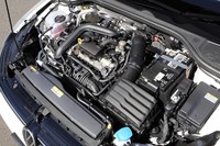 3気筒ユニットとは思えないほどスムーズに回る「ゴルフeTSIアクティブ」のターボエンジン。街乗りでも高速道路でも、不満を感じることはない。