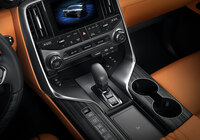 「LX700h」に採用された「エレクトロシフトマチック」の操作スイッチ。