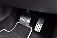 ABペダルはアルミ製。表面にすべり止めが施されている。