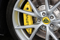 ブレーキには前後ともにAPレーシング製の4ポッドアルミ合金製キャリパーと2ピースクロスドリルドベンチレーテッドディスクを採用。ディスクの大きさは、前が370mm、後ろが350mmだ。