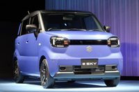 スズキ初の軽乗用EV「eスカイ」だが、そのボディータイプは最量販のスーパーハイトワゴンではなくハイトワゴンで、なおかつ「日産サクラ」や同門の「ワゴンR」より若干背の低い、なんとも微妙なカタチで登場した。