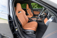 ヘッドレスト一体型のパフォーマンスシートには1万9000円でアップグレードできる。表皮はウィンザーレザー。