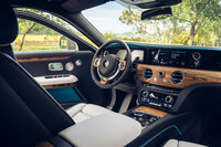 2025年登場の「ロールス・ロイス・ゴースト シリーズII」のインテリア。ご覧のとおり、最新のモデルとしては、操作系のタッチパネル化はかなり控えめだ。細かな装飾が施されたスイッチ類の触感や、操作時の手応え、質感なども“体験価値”として考えているのだ。