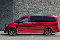 メルセデス・ベンツの商用バン/乗用ミニバンの3代目「Vクラス」。後端まで水平に伸びるルーフラインやへん平な面にプレスラインを走らせただけのドアパネルなど、空間効率を追求したつくりがボディー形状にも表れており、乗用車的な情緒は希薄だった。