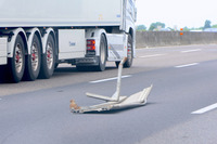 周囲には大小さまざまな部品が散乱している。