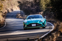 山岳路を行く最新型の「ヴァンテージ」。ステアリングホイールにほんのわずかに力を加えたときの心地よい反応や、微妙なアクセルワークにもきっちりと追従するパワートレインのおかげで、常に高揚感と緊張感を覚えながらドライビングできる。