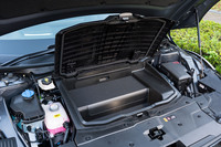 フロントの収納スペースの容量は24リッター(後輪駆動車は57リッター)。中央部のカバーを外してみると……。