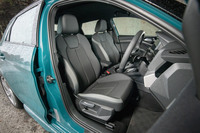 オプションで用意されるクロスと合皮のスポーツシート。標準仕様では、シート表皮はクロスとなっている。