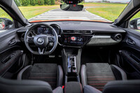 インストゥルメントパネルまわりは、ドライバー側へ傾けて装備された10.25インチのタッチスクリーンが目を引く。インフォテインメントシステムはOTAアップデートを含む「Alfa Connect Services」に対応。「ChatGPT」を用いたアシスタンス機能を備えているなど、中身も充実している。