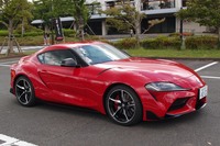 「スープラ」の最上級グレード「RZ」。外観上の他グレードとの識別点は、専用デザインの19インチホイールや100mm径のデュアルエキゾーストパイプ。