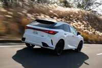 足まわりはフロントがストラットでリアがマルチリンク。減衰力可変ダンパー「AVS」を標準装備する。