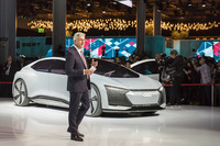アウディのルパート・シュタートラーCEOと、今回が初公開された電気自動車のコンセプトカー「アウディ・アイコン」。