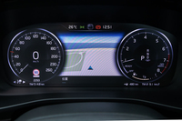 メーターの代わりに搭載される、12.3インチのデジタル液晶ディスプレイ。表示の切り替えはステアリングのコントローラーで操作し、ナビ画面を映すこともできる。