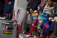 サービスでの作業を見学する子供たち。サーキットと違い、この“ギャラリーの近さ”もラリーの特徴といえる。