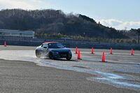 “ぬりかべ”仕様、純正バンパー仕様、モデューロのバンパー仕様で比較試乗すると、その差が実感できた。