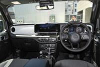 「アンリミテッド スポーツ」のインストゥルメントパネルまわり。シート表皮やトリムはファブリックとなる。