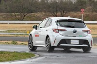 ハンドリング路を行く「カローラ スポーツ」。路面は軽いウエット状態だったため、完全なドライよりもタイヤの性能をより味わえた。