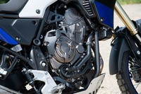 688ccの直列2気筒エンジンは、ライダーの操作に対しリニアにトルクを発生させる「クロスプレーン・コンセプト」に基づいて開発。低・中回転域の豊かなトルクも特徴となっている。