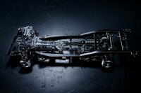 5代目となる新型「パジェロ」の基本骨格は、3代目と4代目で採用してきたビルトインラダーフレームのモノコックではなく、シャシー(写真)とボディーが別体となる堅牢なボディー・オン・フレーム構造。ラダーフレームは「トライトン」のものをベースに改良を加えたもので、耐久性とねじり剛性を大幅に強化したという。