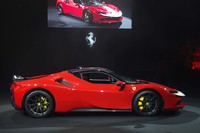 「SF90ストラダーレ」のボディーサイズは全長×全幅×全高=4710×1972×1186mm、ホイールベース=2650mm。乾燥重量は1570kg。