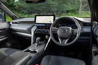 決してきらびやかではないが、室内は落ち着きのある上質な空間に仕立てられている。“レザーパッケージ”のインテリアカラーはブラウンも選べる。