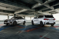 「BMW M135 xDriveエイペックスエディション」(写真右)と「M235 xDriveグランクーペ エイペックスエディション」(同左)。