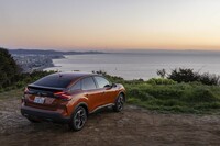 後ろ下がりのルーフラインがかつての「GS」を思わせる。リアハッチのガラスは上下2段式だ。