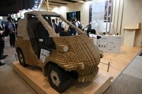 トヨタ車体が展示していたデモカー。同社が開発した間伐材由来の樹脂素材「TABWD(タブウッド)」をレゴブロックにして、同社の代表車種「コムス」を再現していた。