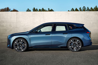 電気自動車「BMW iX」の改良モデルが日本上陸 航続距離723kmと0-100km/h加速3.8秒を実現の画像