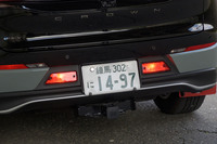 リアフォグランプはナンバープレートを挟むようにレイアウト。その下にはキャップに王冠マーク入りのトーイングヒッチが備わっている。