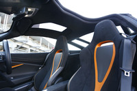 「720S」のドアは、上部パネルがルーフにまで回りこんでいるため、開いた際には、乗員の頭上をさえぎるものがなくなる。試乗車はさらに、パネルそのものをオプションのグラスルーフに換えている。