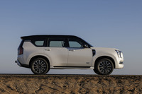 新型「パトロール」のボディーは同世代の「ランドクルーザー」のものに比べ、400mm長く、50mmも幅広い。ライバル同士とのイメージは強いものの、現実的には寸法に大きな差がある。