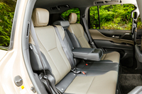 2列目シートはタンブルアップで格納できる。前席と同様にヒーター/ベンチレーション機能が搭載される。