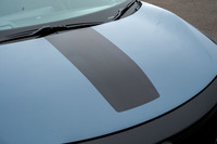 「電動NISMOのアイコン」とされるボンネットのステッカーがオプションというのは意外。6万0500円という強気の価格設定だ。