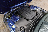 フロントに縦置きされる2リッター直4ターボエンジンは、最高出力300PS、最大トルク400N・mを発生。8段ATを組み合わせる。前方ヒンジのボンネットも「Fタイプ」の特徴。「クーペ」も含め、2リッターモデルは全車後輪駆動となる。