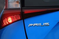 デビューから3年を経て、初めてのマイナーチェンジが実施された「トヨタ・プリウス」。主要ハードウエアに変更はないが、内外装デザインの変更や、先進装備の強化が図られている。