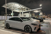 2代目「2シリーズ グランクーペ」も初代と同じく「FAAR」プラットフォームを採用。全幅は先代と同じだが、全長が10mm長くなった。ハイパフォーマンスモデルの「M235 xDriveグランクーペ」は、周波数感応式ダンパーを組み込んだ「アダプティブMサスペンション」で足を引き締めている。