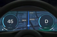 iPhoneとの連携性を高めるシステム「CarPlay」は車両とのシンクロを一段と深化。速度やエンジン回転数といった車両の運行状況や空調システムなどとの統合も図られる。