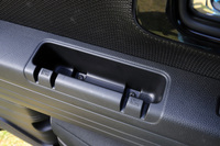 助手席ドア内側にはそれぞれ耐荷重0.3kgのコンビニフックが設けられている。