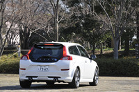 【スペック】T5 R-DESIGN:全長×全幅×全高=4265×1795×1430mm/ホイールベース=2640mm/車重=1430kg/駆動方式=FF/2.5リッター直5DOHC20バルブターボ・インタークーラー付き(230ps/5000rpm、32.6kgm/1500-5000rpm)/価格=389.0万円(テスト車=同じ)