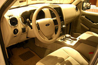 【写真上】「変更点は多岐にわたり、フルモデルチェンジと捉えていいほど」とは、フォード・ジャパン・リミテッド代表取締役社長兼最高経営責任者、佐藤勝彦氏の弁。
【写真下】「エクスプローラーXLT」の内装。