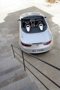 【スペック】2.2JTS:全長×全幅×全高=4393×1830×1318mm/ホイールベース=2528mm/車重=1530kg/駆動方式=FF/2.2リッター直4DOHC16バルブ(185ps/6500rpm、23.4mkg/4500rpm)