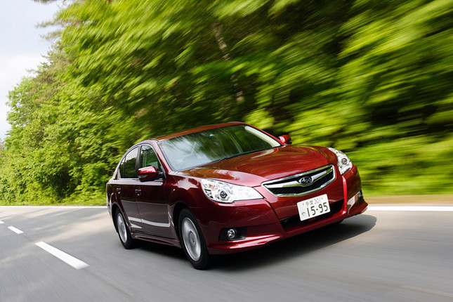 【スペック】B4 2.5i Lパッケージ:全長×全幅×全高=4730×1780×1505mm/ホイールベース=2750mm/車重=1545kg/駆動方式=4WD/2.5リッター水平対向4SOHC16バルブ(170ps/5600rpm、23.4kgm/4000rpm)/価格=252万円(テスト車=313万9500円/クリアビューパック+濃色ガラス+オールウェザーパック+LEGACYマッキントッシュ プレミアムサウンドシステム&HDDナビ+サンルーフ=58万8000円/カメリアレッドパール=3万1500円)