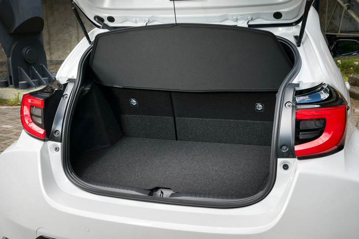 荷室の容量は174リッター。後席の背もたれを倒すと225/40ZR18(標準サイズ)のタイヤが4本収納できる。