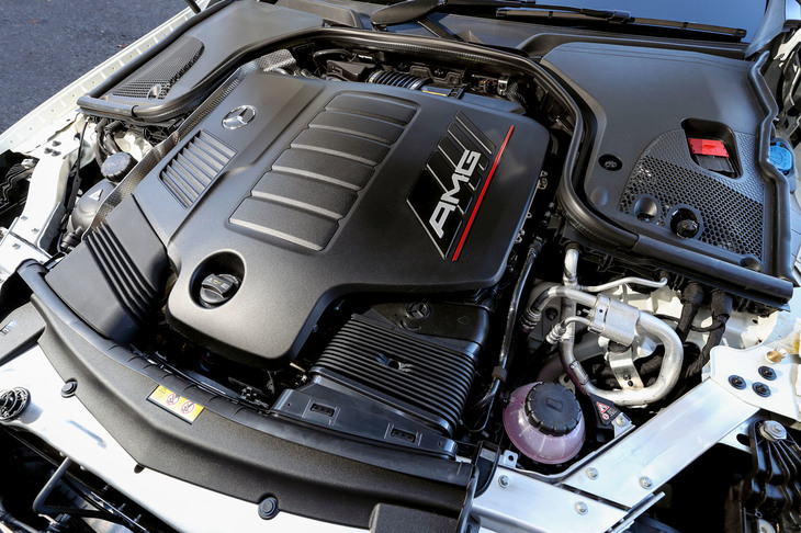 ターボと電動スーパーチャージャーで過給される直6ターボエンジンは、最高出力435psと最大トルク520Nmを発生。これをモーター(22ps、250Nm)がアシストする。