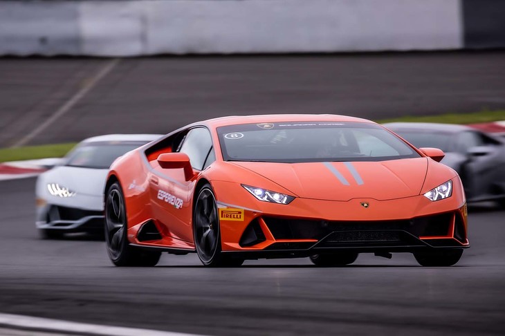 「ウラカンEVO」の車重は1422kg(乾燥重量)で、パワーウェイトレシオは2.22kg/psとなる。「LP610-4」は、同車重で2.33kg/psというパワーウェイトレシオだった。