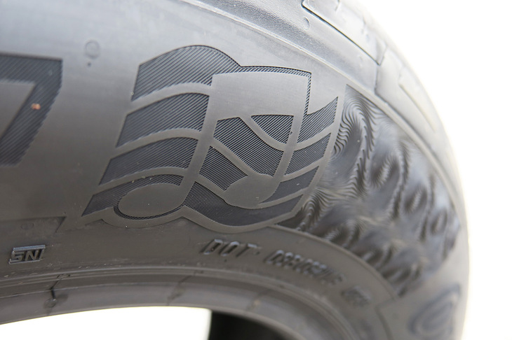 エントリー商品とは思えない、凝ったサイドウォールのデザインに注目。音符とともに描かれた渦巻き模様は雲をイメージしたもので、静けさや心地よさを表現しているという。