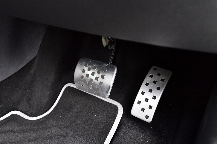 ABペダルはアルミ製。表面にすべり止めが施されている。