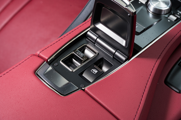 ソフトトップの操作スイッチはカバーの下に格納されている。